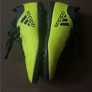 Youth Adidas yellow indoor soccer shoes size 4